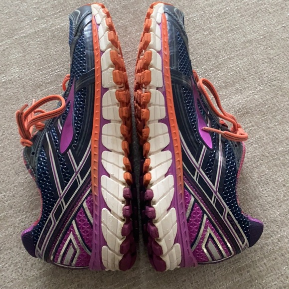 Brooks Adrenaline GTS 15 running shoe/sneaker Size 9. - Picture 4 of 10